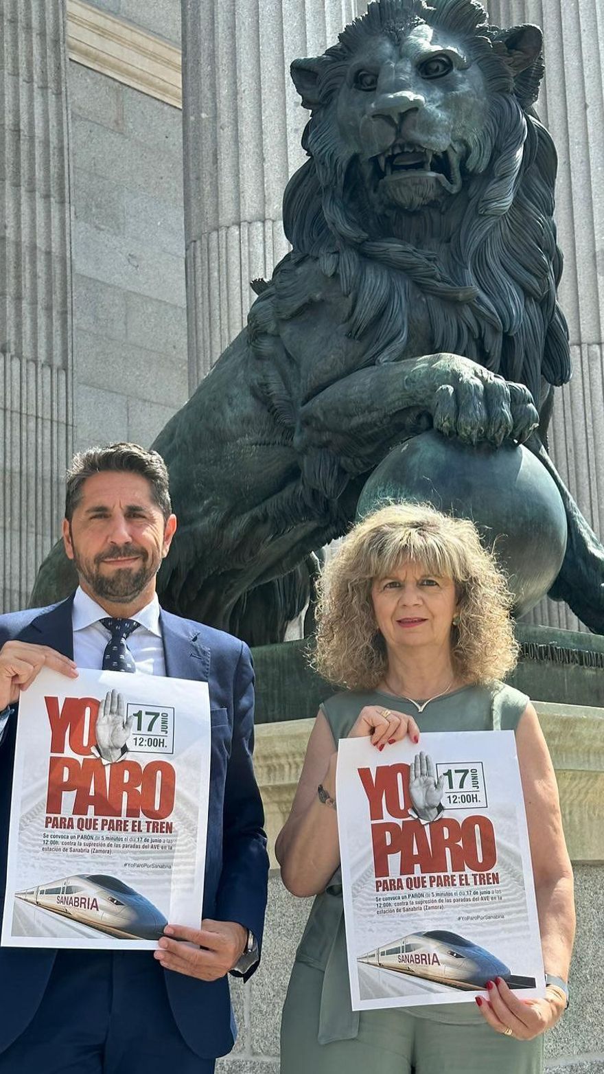 Los diputados nacionales Ramajo y Velasco a las puertas del Congreso.
