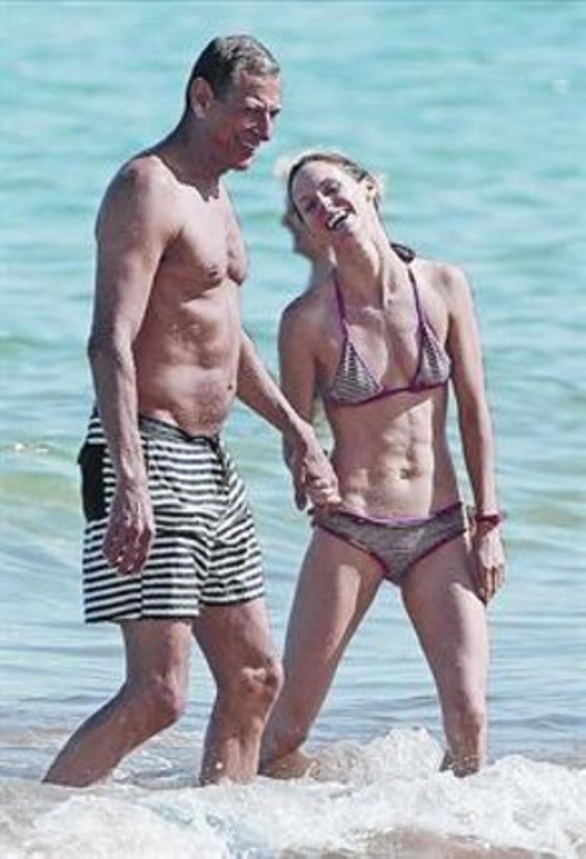 Goldblum demana matrimoni a la seva jove nòvia a Hawaii_MEDIA_1 Goldblum demana matrimoni a la seva jove nòvia a Hawaii_MEDIA_1