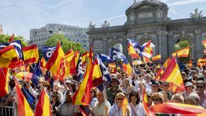 Decenas de personas durante una manifestación del PP, en la Puerta de Alcalá, a 26 de mayo de 2024, en Madrid. El Partido Popular ha elegido la Puerta de Alcalá para la manifestación de hoy contra la ley de amnistía y contra el Ejecutivo de Pedro Sánchez.