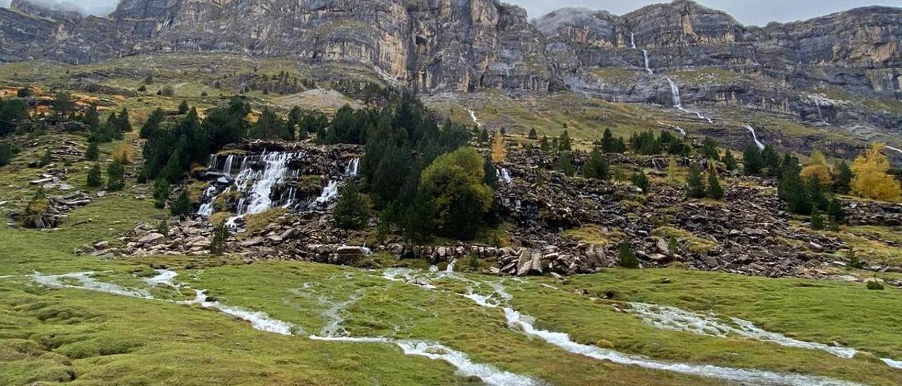 Las lluvias de la pasada semana hicieron brotar las cascadas en el Parque Nacional de Ordesa y Monte Perdido.