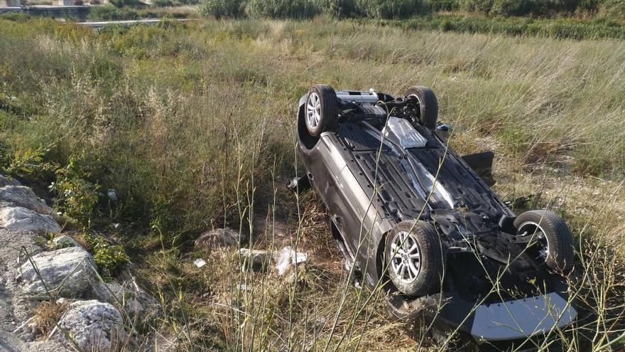 Un coche vuelca en el límite entre Xàtiva y Manuel