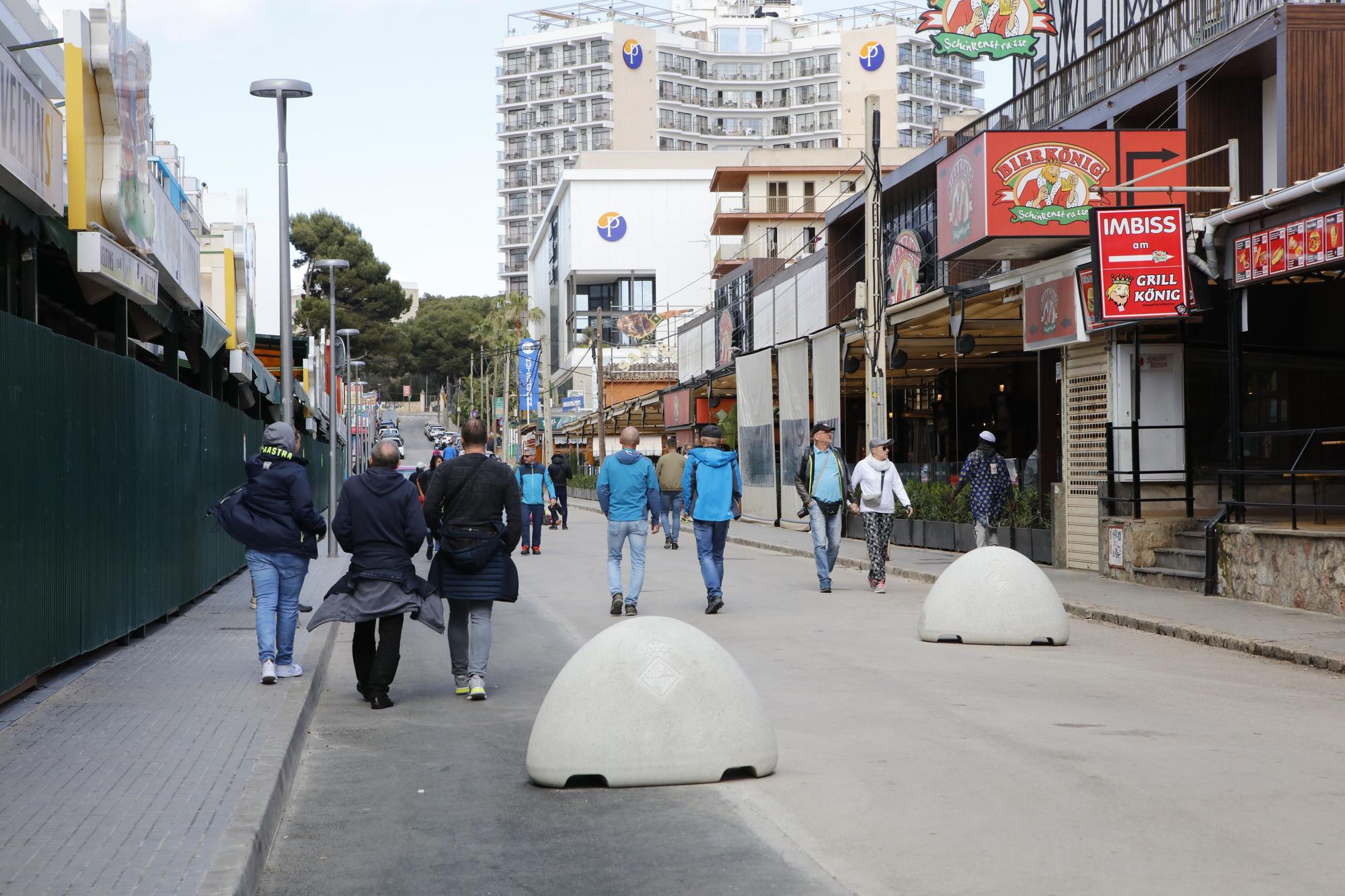 Volle Cafés, gezügelte Schinkenstraße: So sieht es an der Playa de Palma vor Ostern auf Mallorca aus