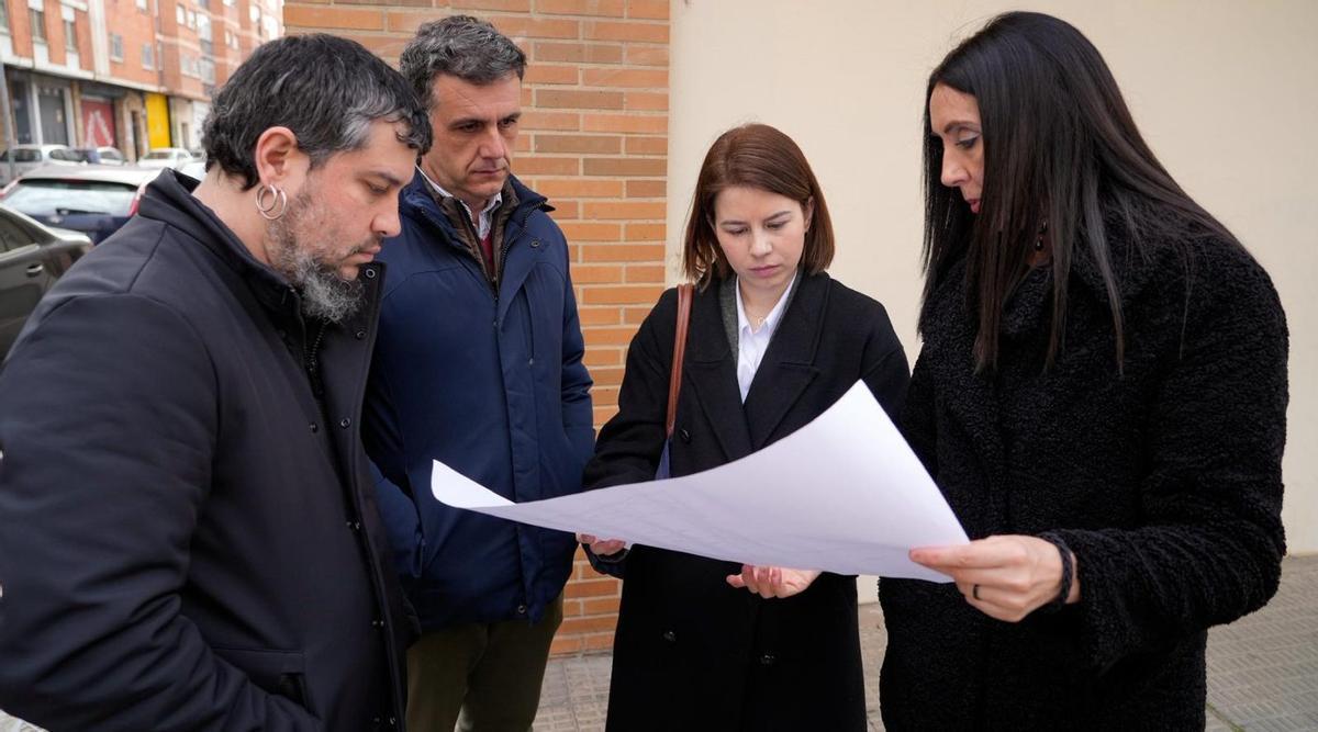 Diego Bernardo, Ramiro Silva, Laura Huertos y Maribel Ramos, a las puertas del local que será centro de día. | JOSÉ LUIS FERNÁNDEZ