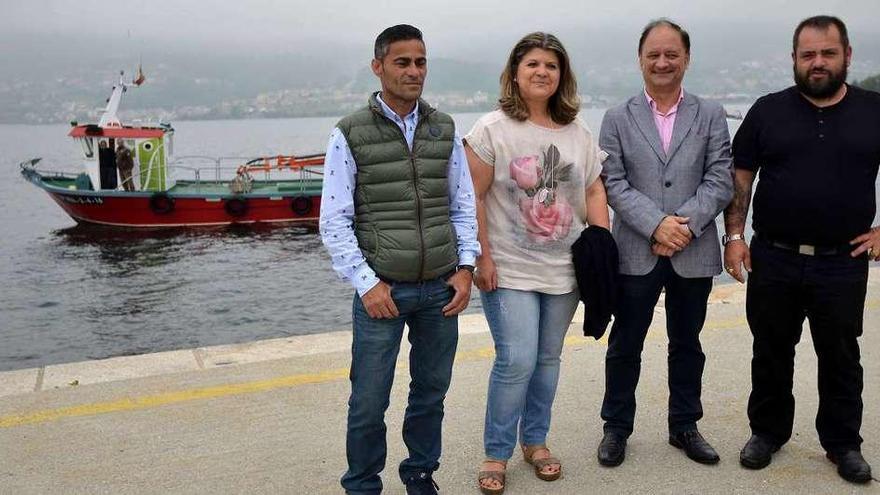 Los patrones de San Telmo, Lourizán y Raxó junto al director de Ence, con el barco detrás. // G.S.