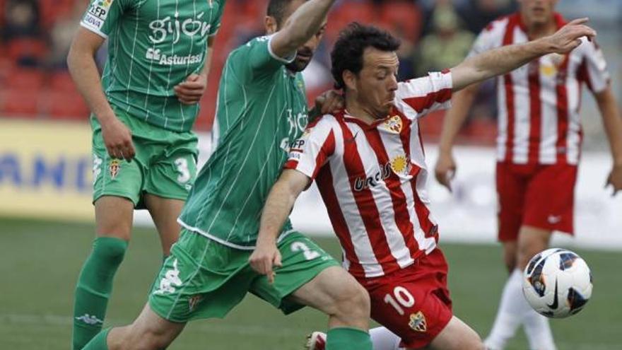 Rubén Suárez controla el balón en un partido con el Almería.