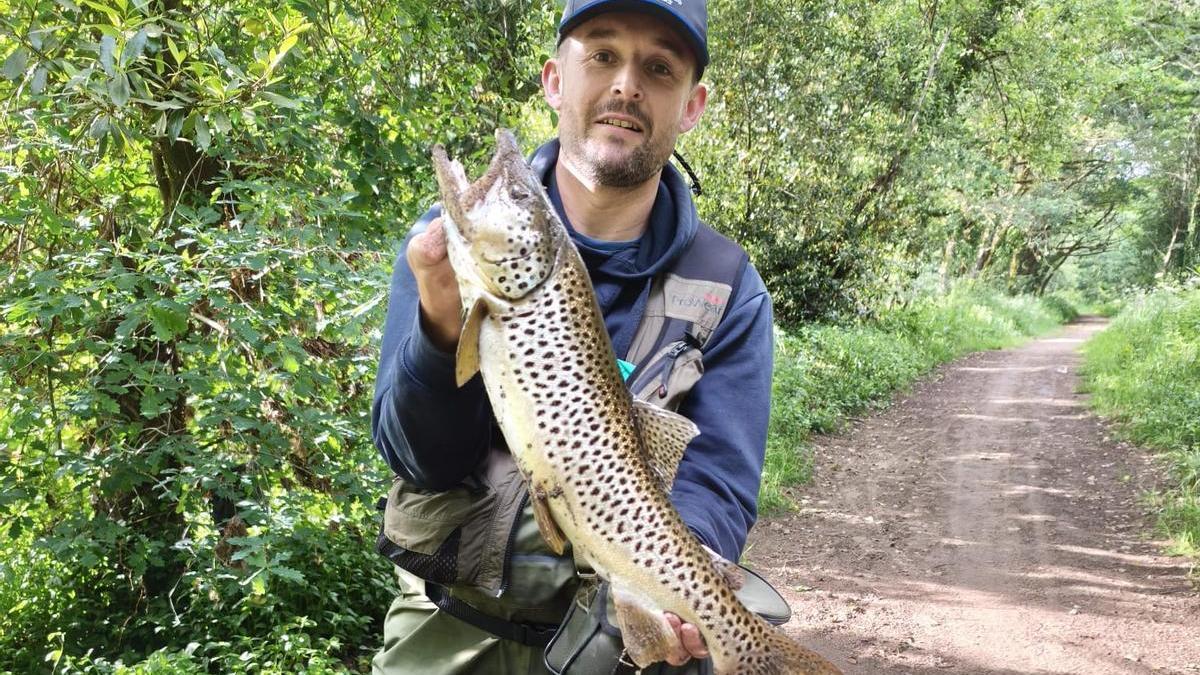 Pesca una trucha de 3,6 kilos en el río Tea