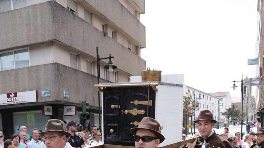 Una de las cofradías participantes en el desfile de 2015. // Muñiz