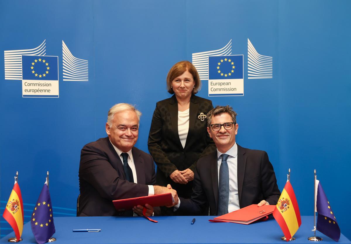 El vicesecretario de Institucional del PP, Esteban González Pons; la vicepresidenta de la Comisión Europea, Vera Jourová, y el ministro de Presidencia,, Félix Bolaños, durante la firma del acuerdo para la renovación del CGPJ, en Bruselas