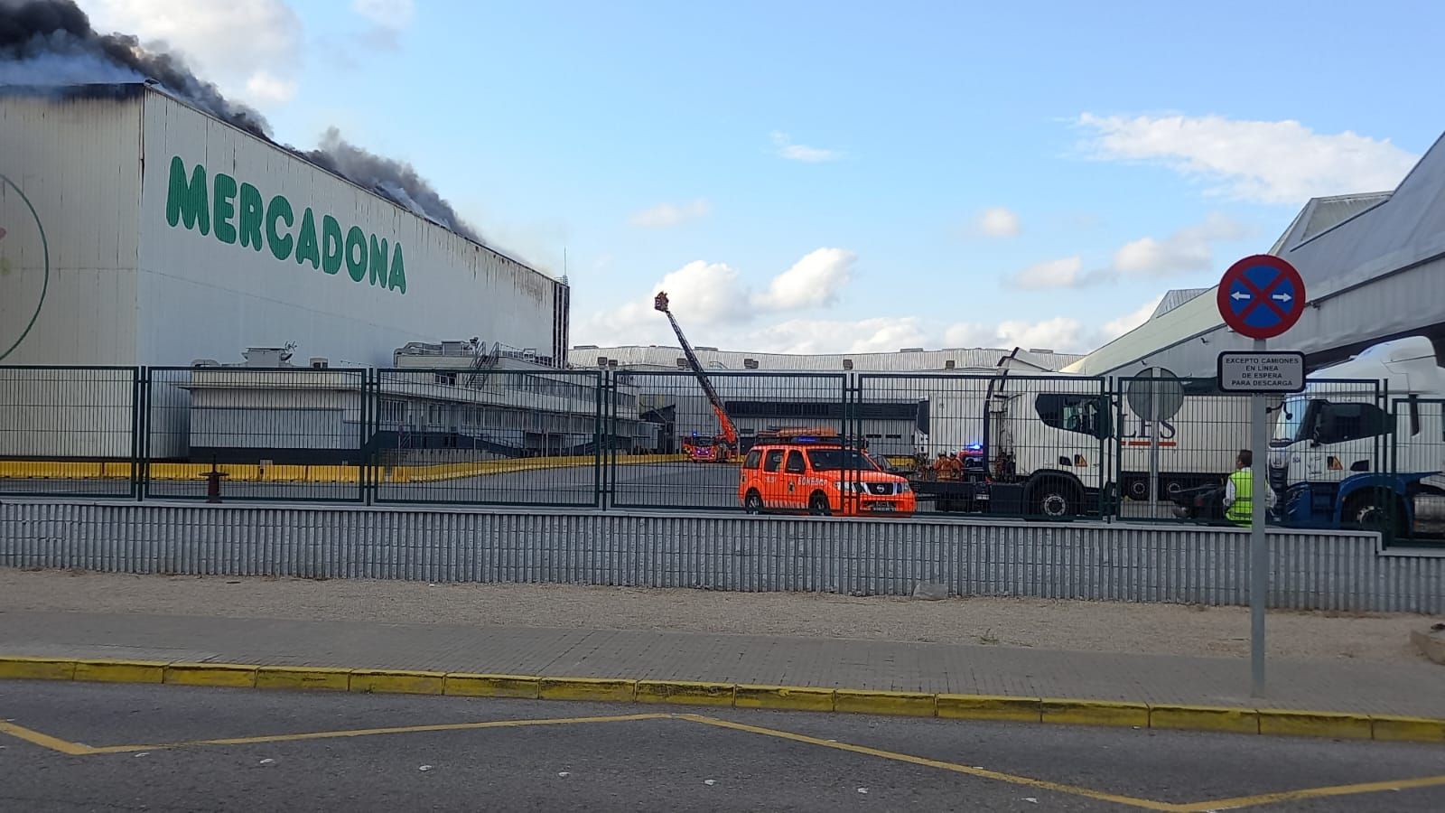 El incendio de la nave de Mercandona, en imágenes