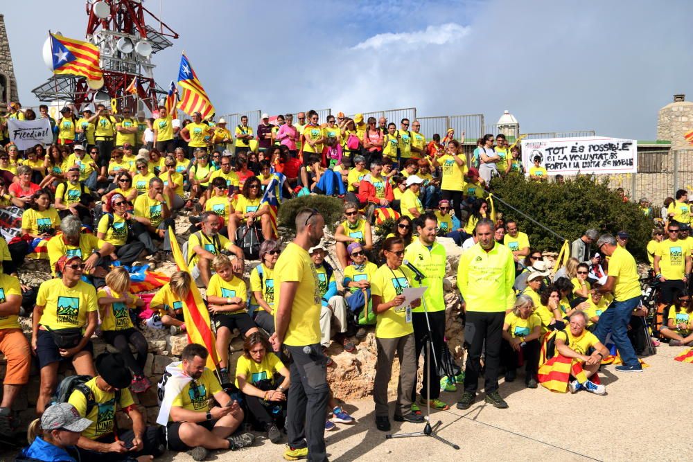 Participants en l'ascensió al cim del Montcaro als Ports de Tortosa-Beseit