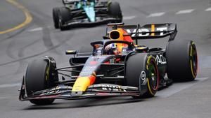 El Red Bull de Verstappen, en un momento de carrera, con Fernando Alonso y su Aston Martin a rebufo