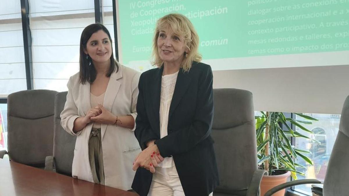 La embajadora firmó en el libro de honor del Concello. |