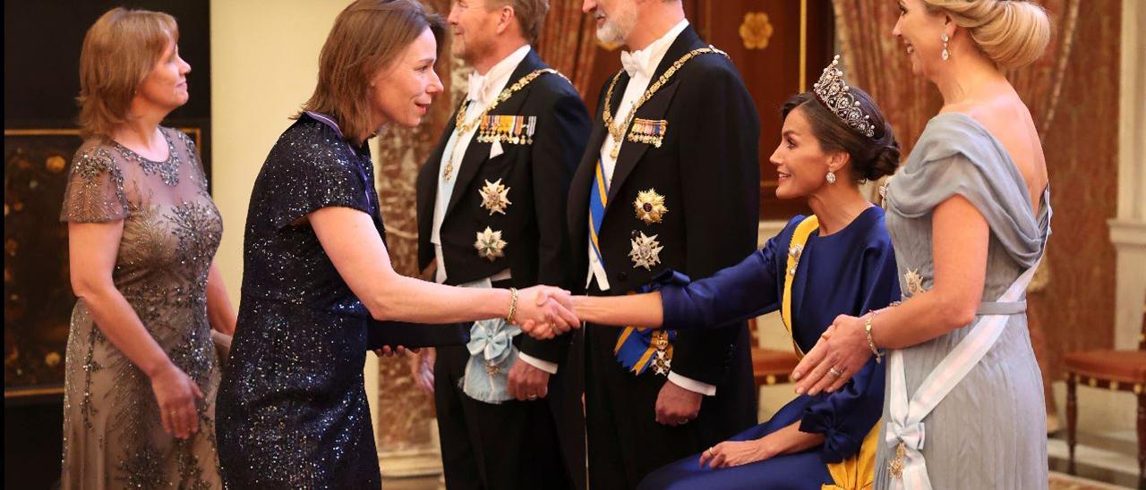 El motivo por el que la reina Letizia tuvo que estar sentada en el besamanos en Países Bajos