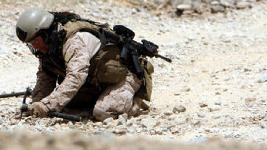 Un soldado buscando minas antipersonales para desactivarlas.