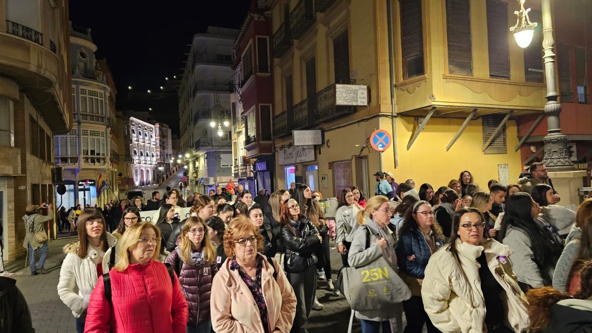 Mujeres marchando contra la violencia machista