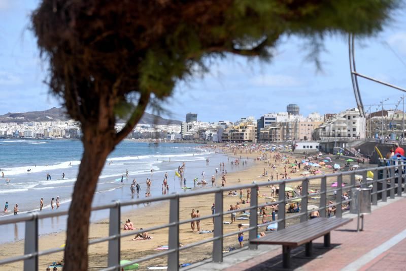 06-09-20  GRAN CANARIA. PLAYA DE LAS CANTERAS.  LAS PALMAS DE GRAN CANARIA. Reportaje de jóvenes y Covid por la ciudad. Fotos: Juan Castro.  | 06/09/2020 | Fotógrafo: Juan Carlos Castro