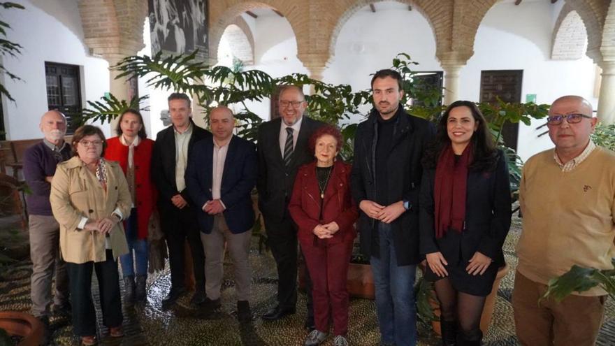 Juana Castro, en el centro, junto con autoridades y autores, este lunes, en la Filmoteca.