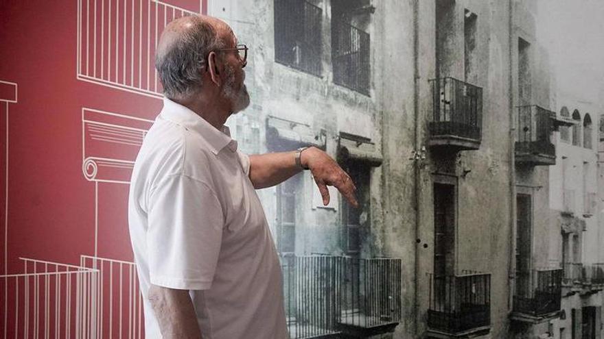 El pare Joan Font, responsable dels claretians de Sallent, mostra una fotografia de la casa natal del pare Claret