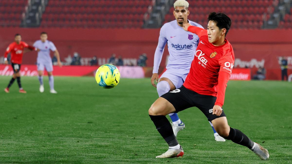 Kang In Lee protege el balón ante el barcelonista Araujo, el pasado 2 de enero en Son Moix.