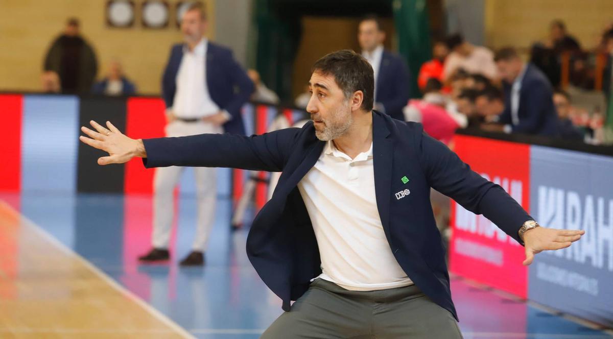 Gonzalo Rodríguez da instrucciones a sus jugadores en un encuentro.