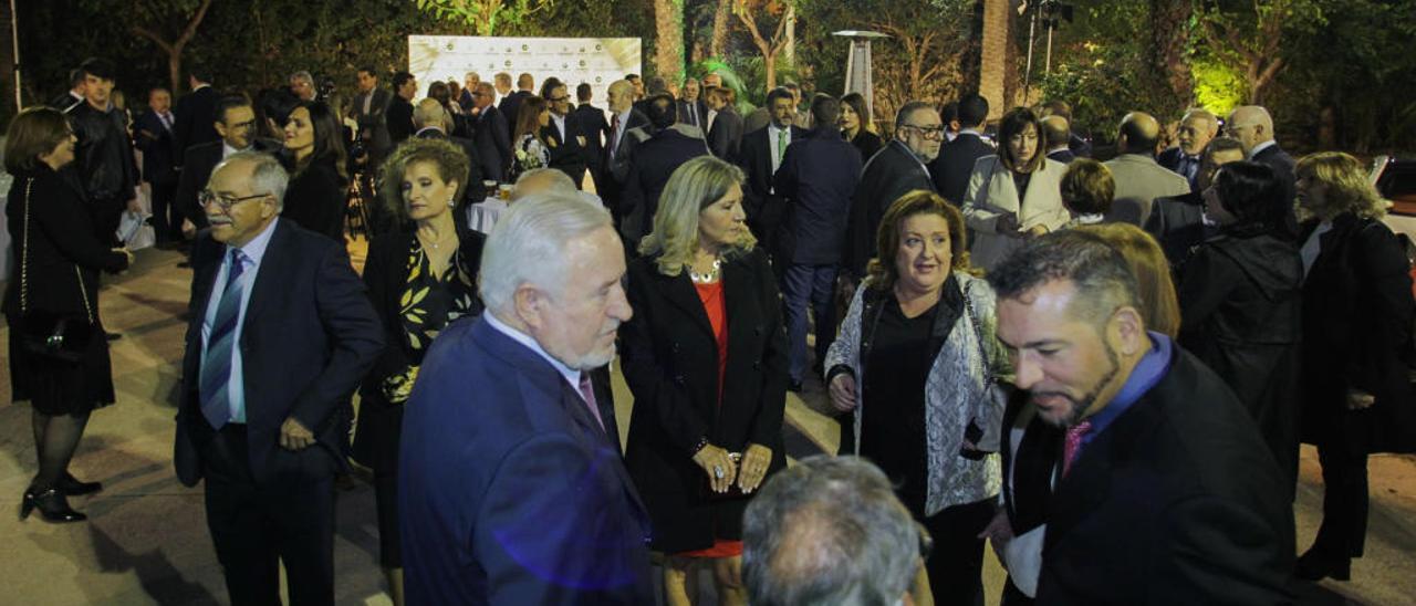 La gala «Unidos somos más» reunió ayer a más de 300 personas en el Hotel Huerto del Cura de Elche, donde se homenajeó al industrial ilicitano Rafael Bernabeu.