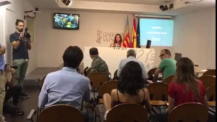 Un periodista pide matrimonio a su novia en medio de una rueda de prensa