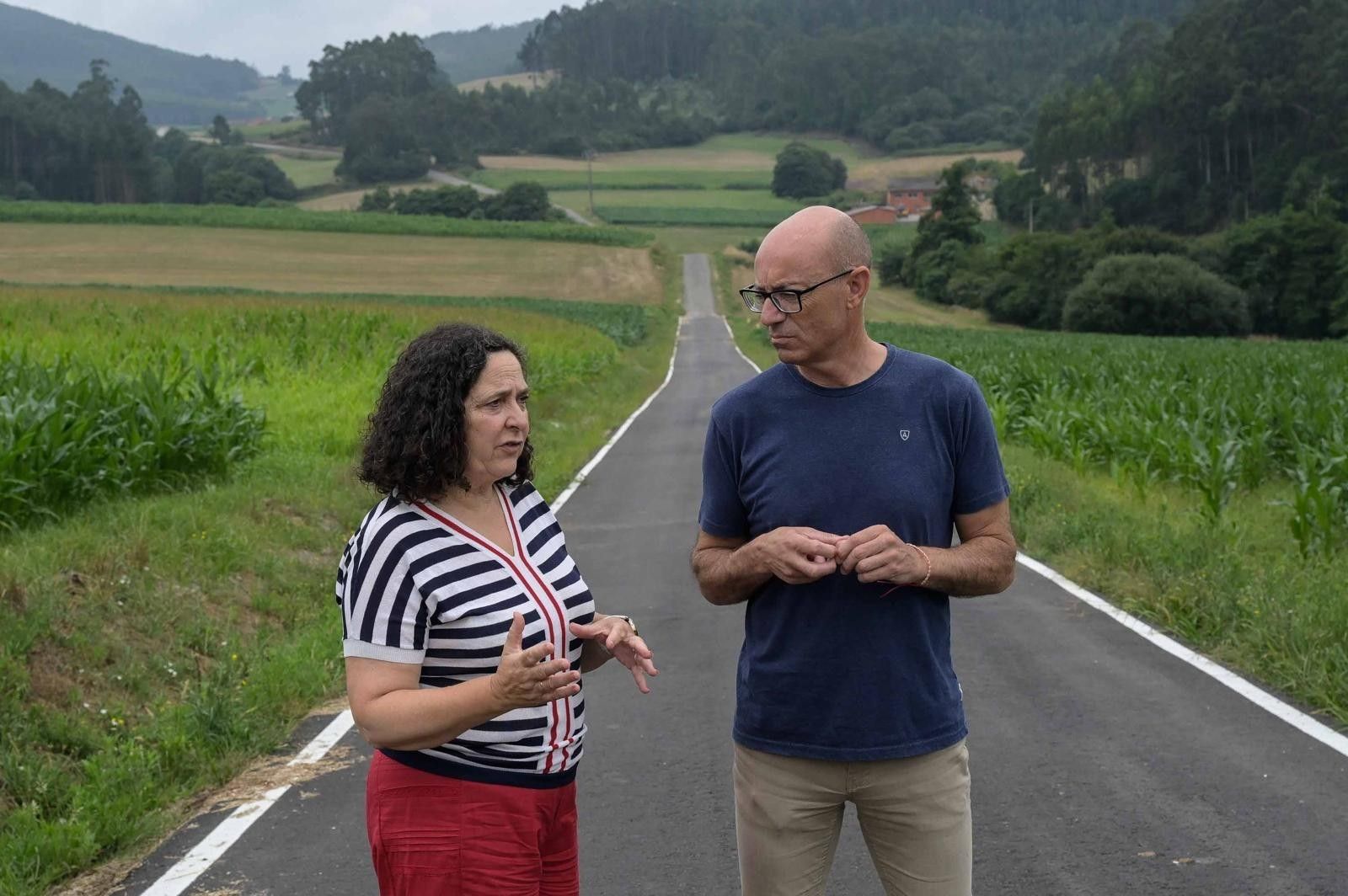 Belén do Campo e José Muíño supervisan un dos viarios obxecto de mellora.