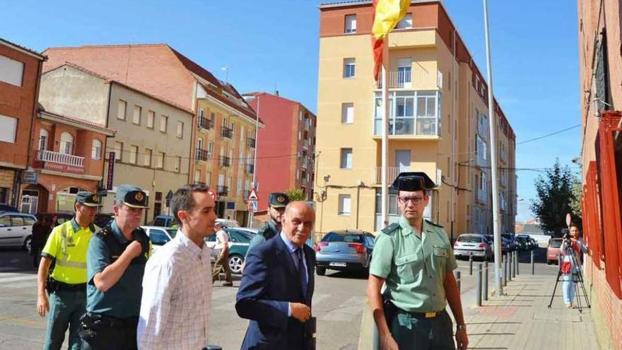 El alcalde de Benavente, el subdelegado del Gobierno y agentes de la Guardia Civil entran en el cuartel.