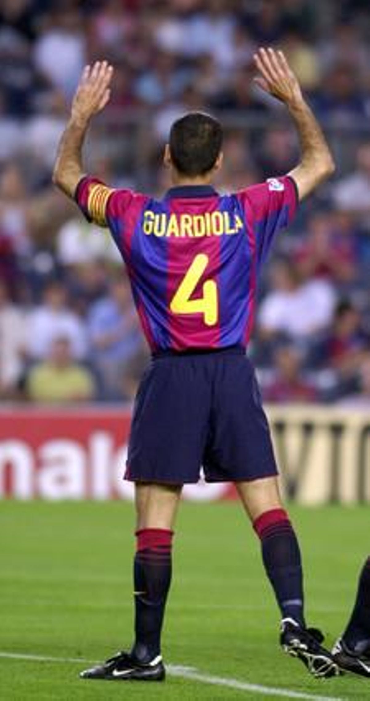 Guardiola s’acomiada de l’afició blaugrana en els moments previs a l’inici del seu últim partit amb el Barça, el juny del 2001.