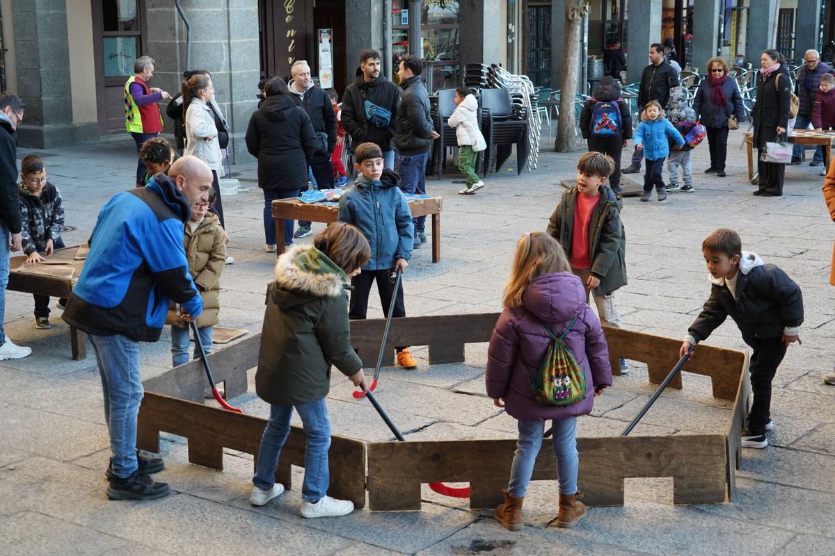 Celebración del Día Mundial de la Infancia con un pleno infantil y juegos de madera en la Plaza Mayor de Zamora.