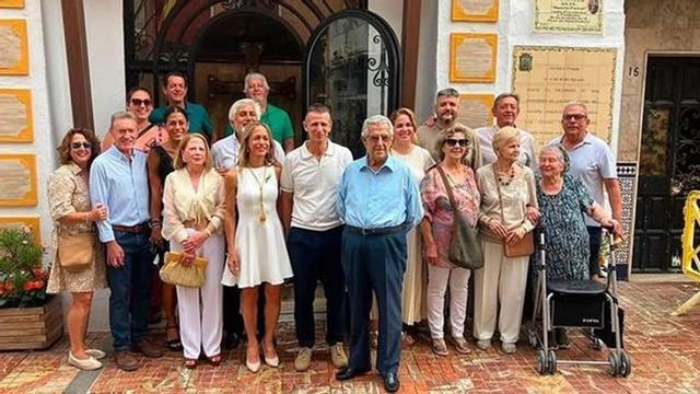 La cirujana Ana Cerván, con la medalla Marbella de Honor, en una imagen difundida en redes sociales. | L.O.