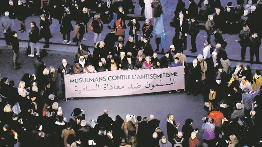 Miles de personas se manifiestan en Francia contra el antisemitismo