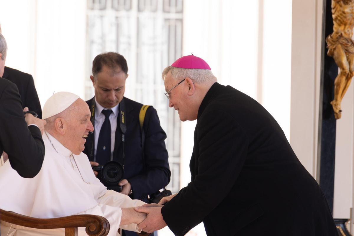 El obispo de la Diócesis de Cartagena, José Manuel Lorca Planes, saluda al papa Francisco, durante una audiencia en 2023