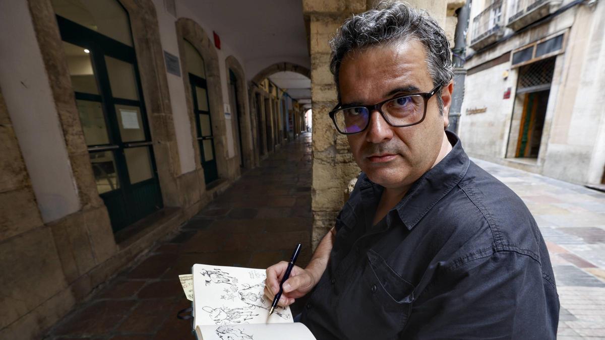 Tomás Hijo, con su pluma, en la calle de la Ferrería.