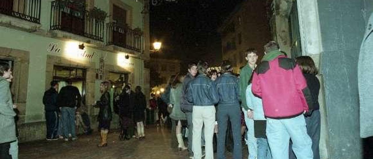 Ambiente nocturno, un fin de semana de 1999, en la calle del Peso.