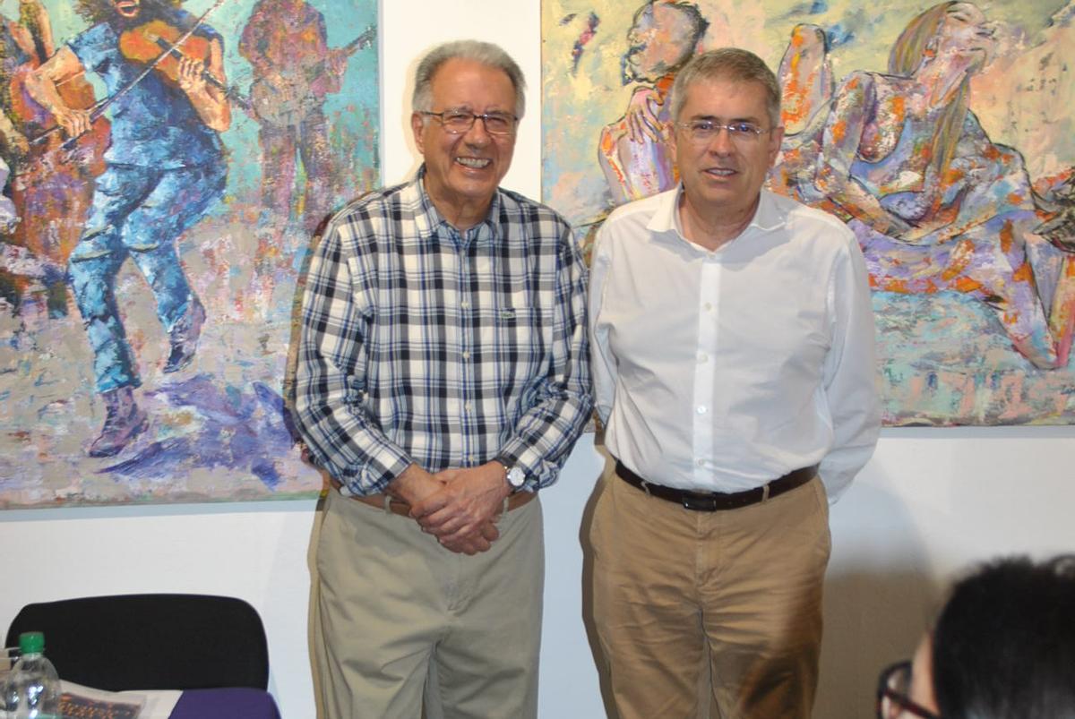 El alcalde Marco Aurelio Pérez y el escritor Miguel Mestre, este lunes durante la presentación del libro en Casa Saturninita.