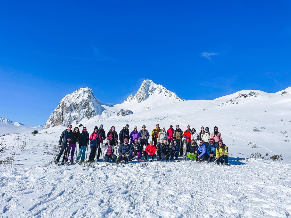 Todo el grupo que disfrutó, el pasado domingo, de la ruta con raquetas de nieve organizada por estos dos profesionales alleranos.