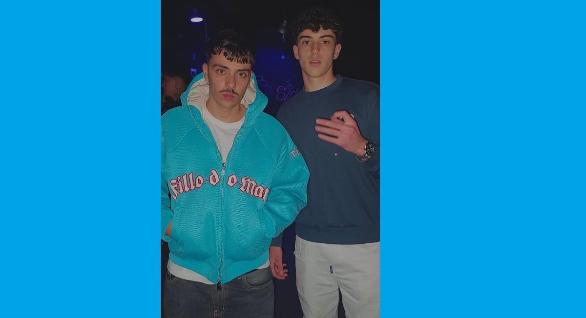 El rapero Dirty Suc viste la chaqueta diseñada por Aldán Rubido (dcha.)