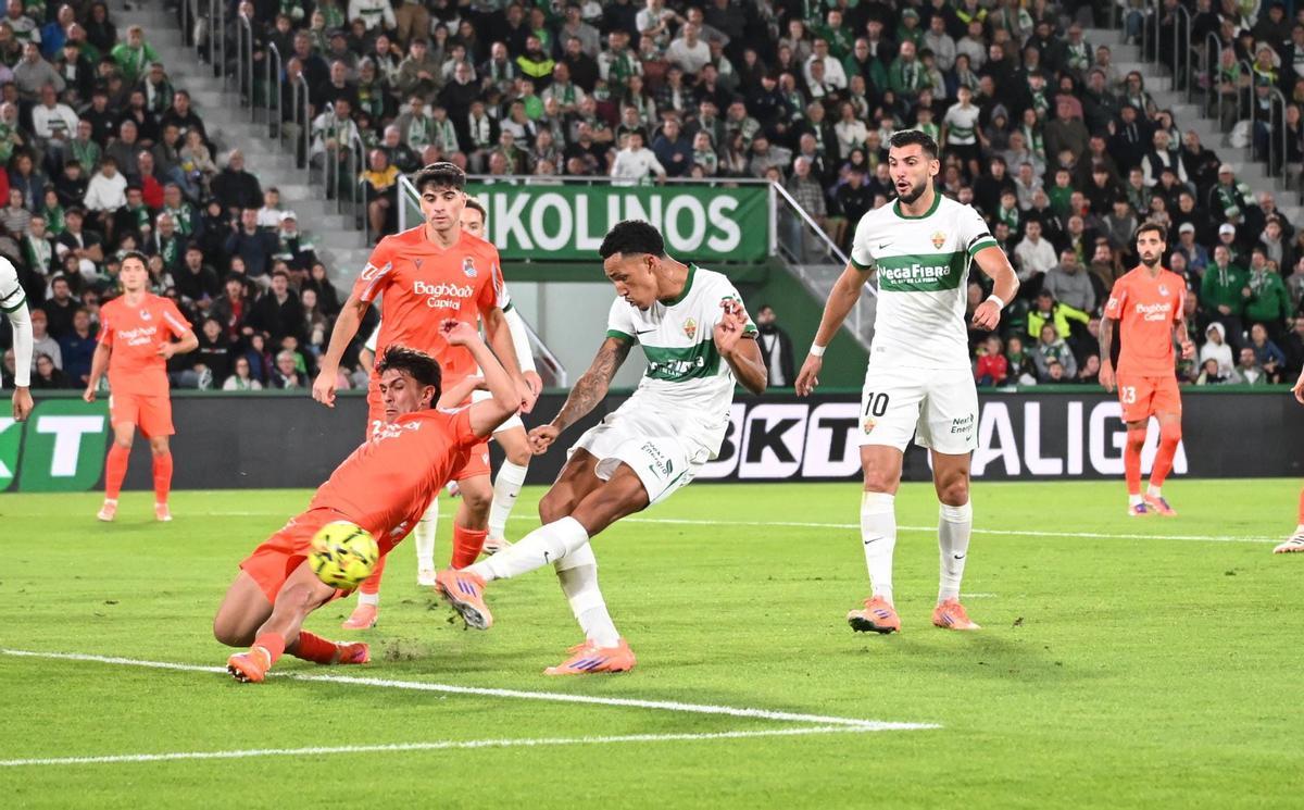 Álvaro Rodriguez adelanta al Elche CF.
