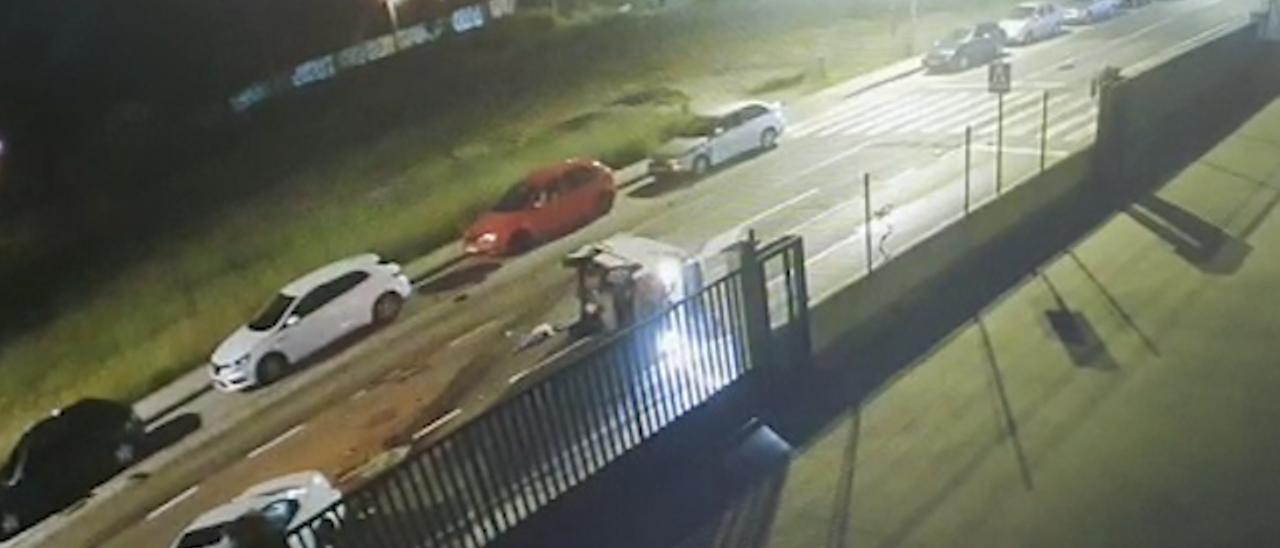 Las impactantes imágenes de la brutal colisión entre un turismo y un vehículo de limpieza en Oviedo