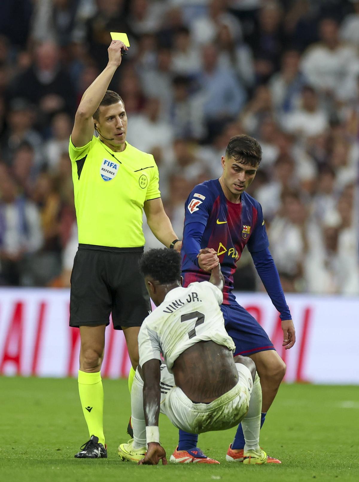 Soto Grado amonesta Pedri en el Madrid--Barça