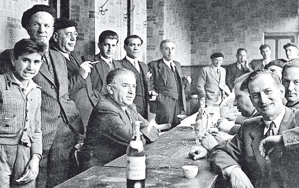 ESCENAS COTIDIANAS. TAMBIÉN ABUNDAN LAS ESCENAS DE LA VIDA DIARIA, COMO ESTA DE UNOS PARROQUIANOS EN UN ESTABLECIMIENTO HOSTELERO. | VALENTÍN VEGAFERROCARRIL. EL TRENECILLO QUE TRANSPORTABA A LOS TRABAJADORES DE LOS TALLERES DE SANTA ANA ES UNA DE LAS IMÁGENES RESCATADAS. | VALENTÍN VEGADigital Camera