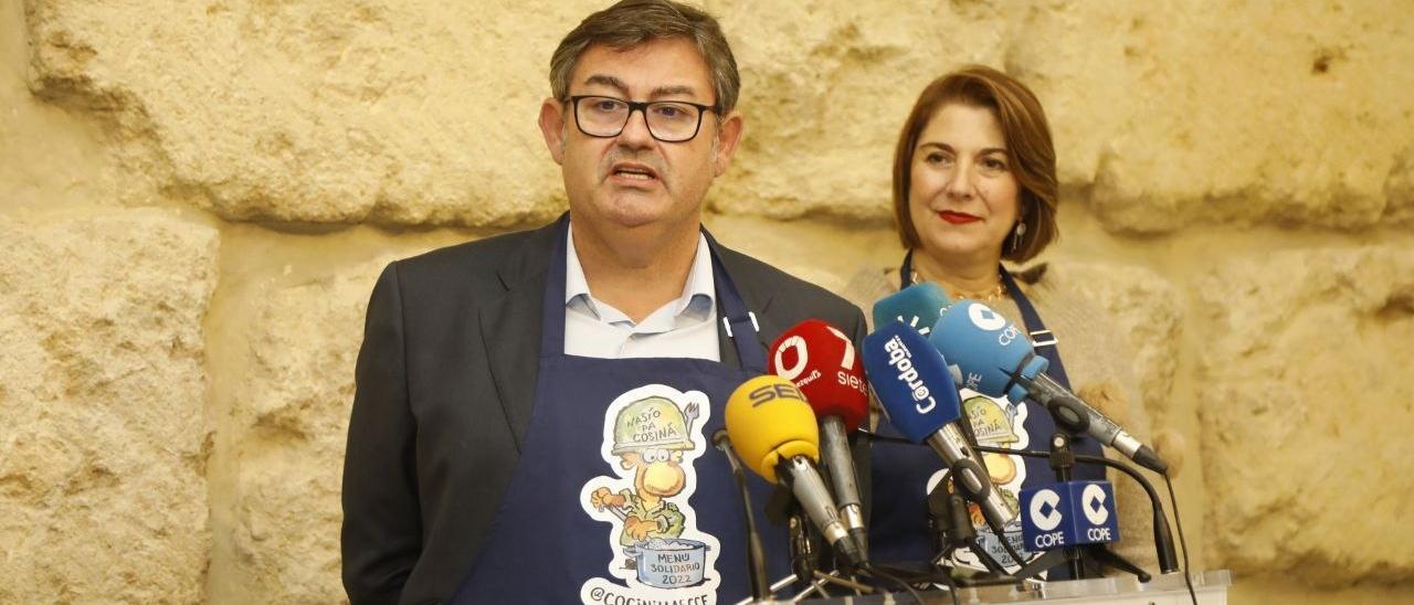 Javier González Calvo, en el Ayuntamiento, durante la presentación de la acción solidaria de Cocinillas CCF.