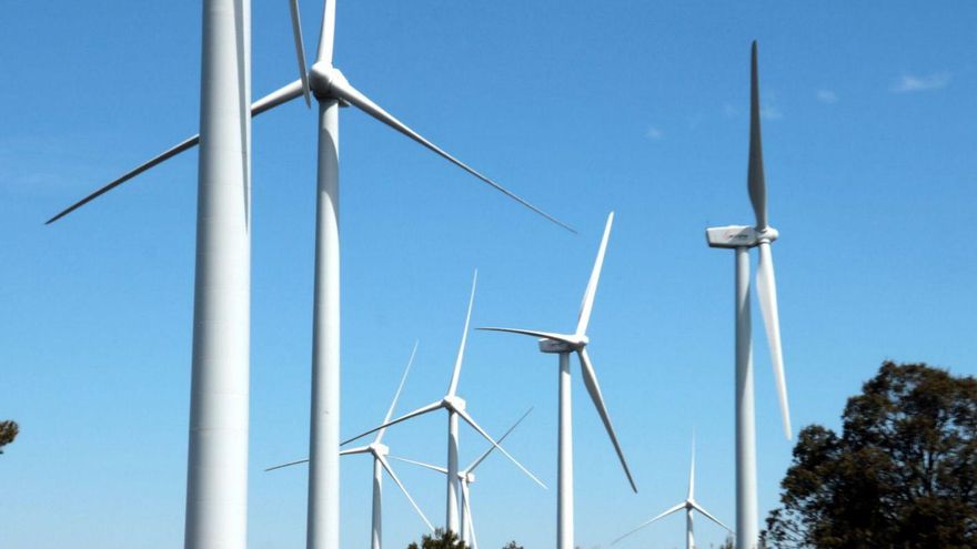El Govern pacta amb les patronals i els sindicats reduir la burocràcia per instal·lar parcs eòlics i fotovoltaics