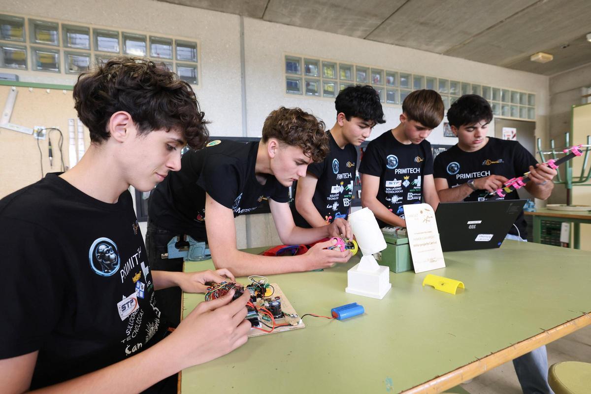 Aquí están todas las fotos de los minisatélites del instituto Balàfia Aquí están todas las fotos de los minisatélites del instituto Balàfia