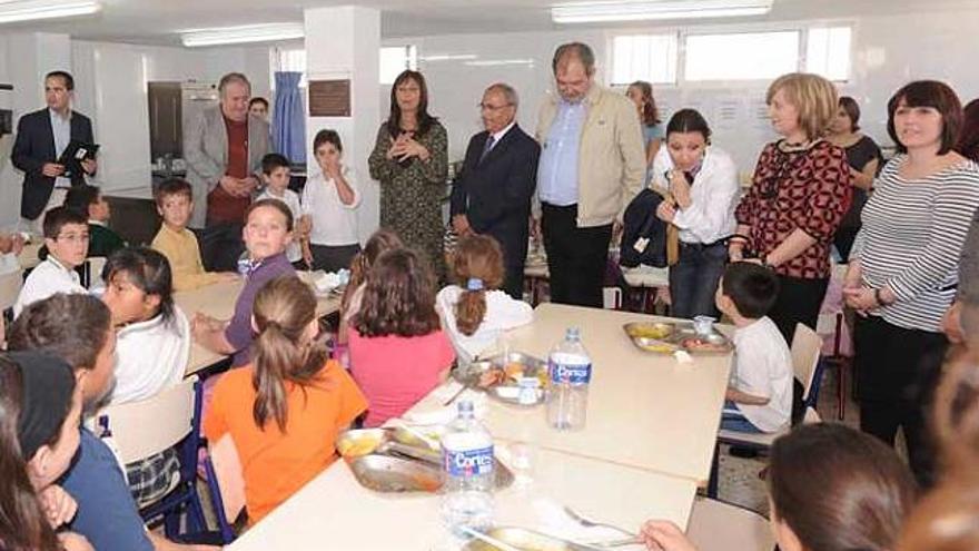 La alcaldesa visitó ayer el comedor, que aprovechan 50 alumnos.