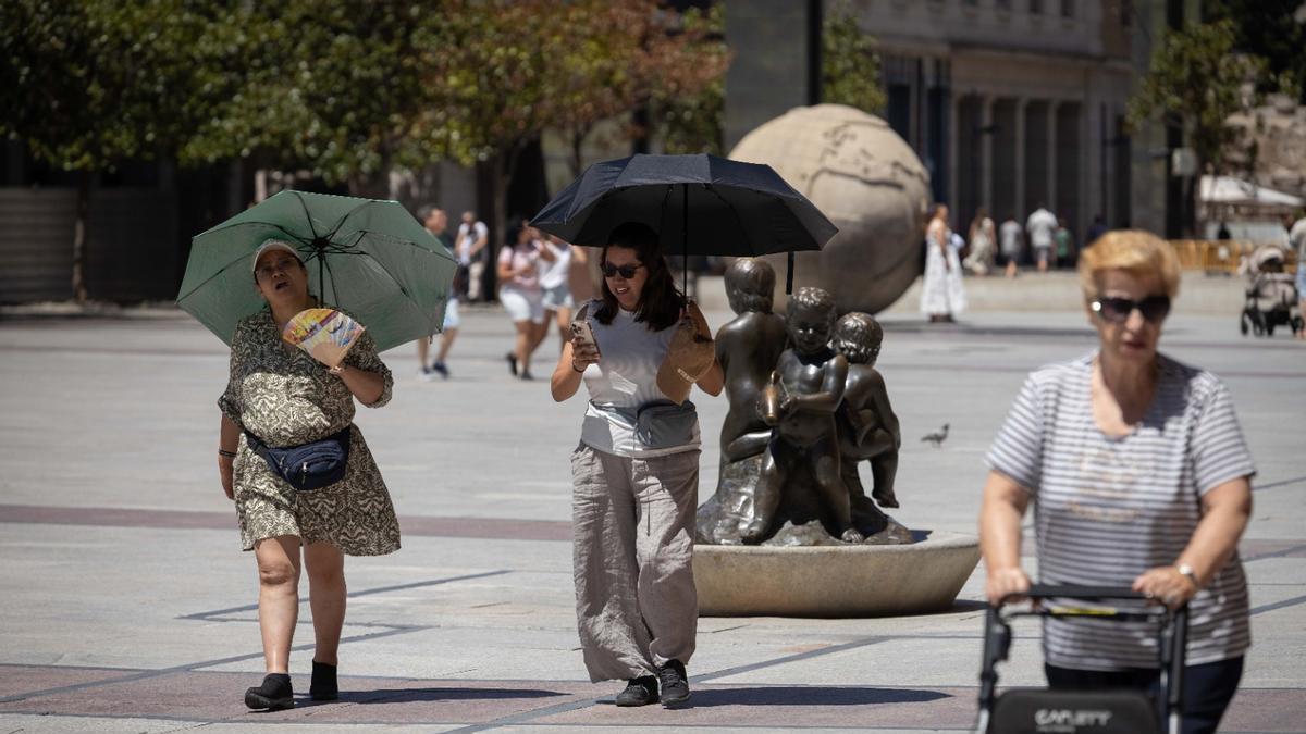 Las sombrillas pierden la vergüenza en Zaragoza: "O llevas paraguas para el sol o te quedas como un huevo frito"