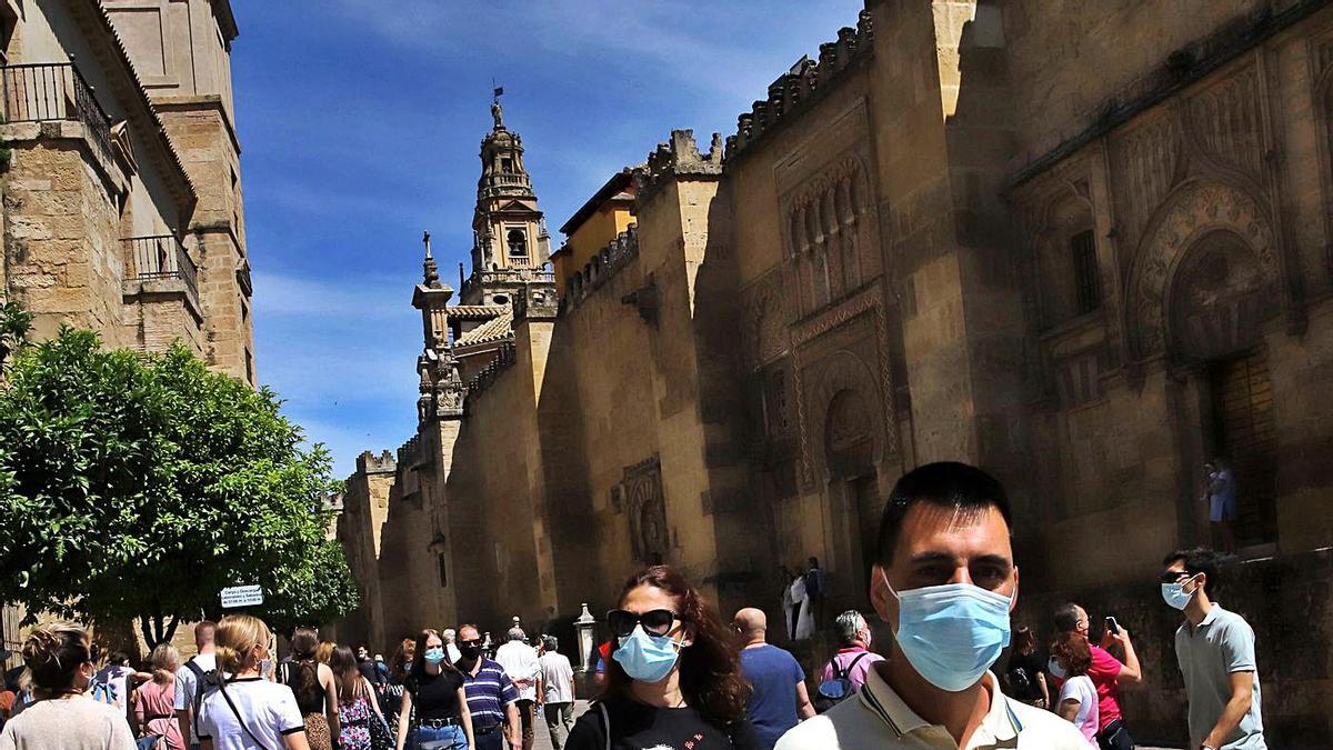 Visitantes y cordobeses pasean por el entorno de la Mezquita-Catedral.