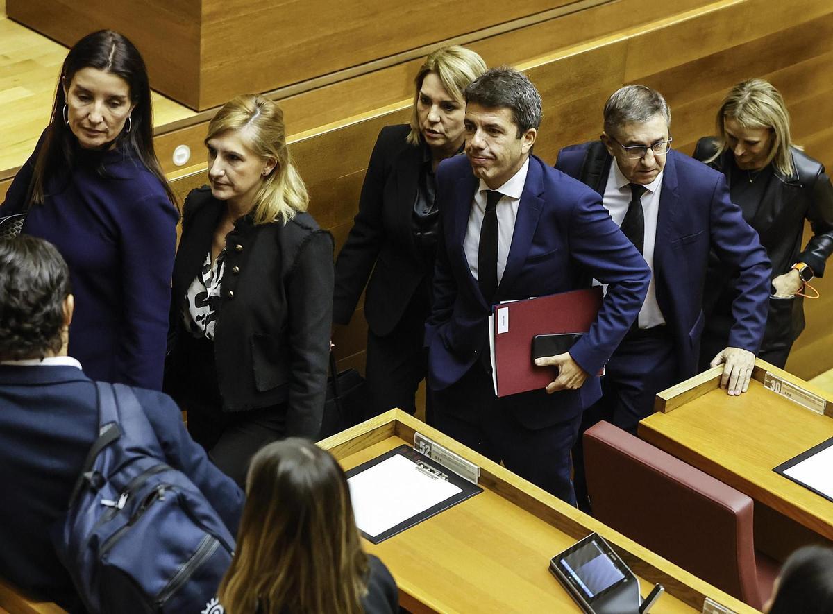 Mazón, escoltado por su Consell tras su comparecencia en las Corts.
