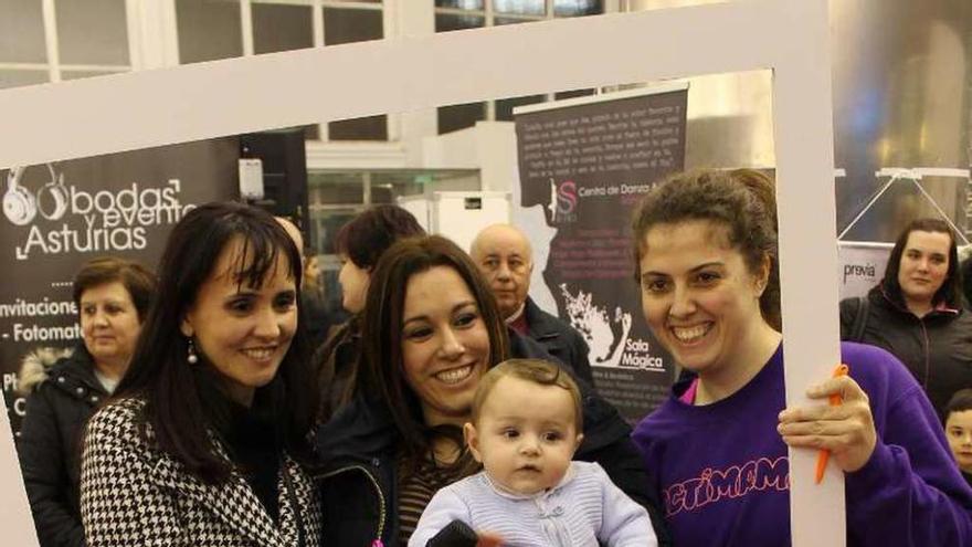 Alba Arbesú con el pequeño Martín, en el centro, tras recibir el premio.